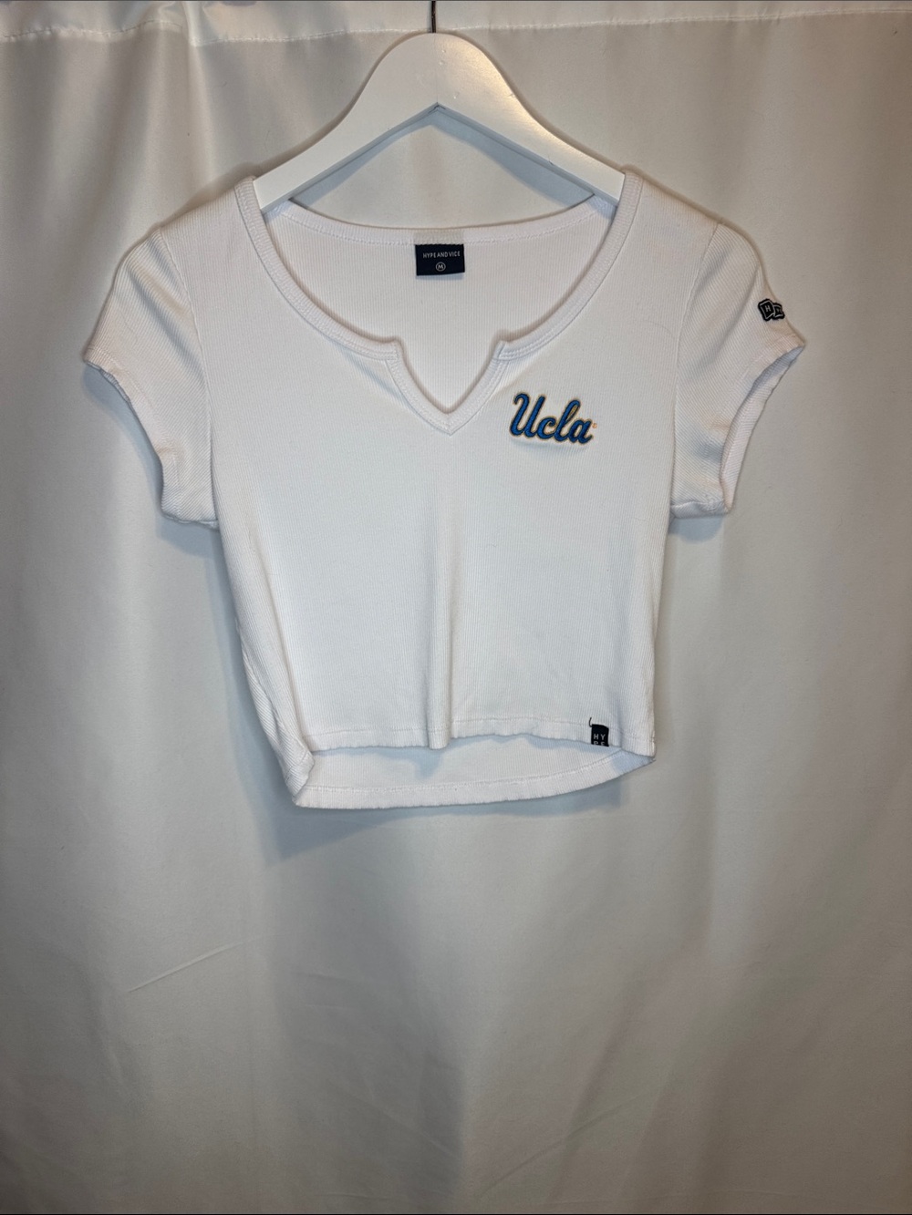 UCLA White Cropped V-Neck Ribbed Tee - Collegiate Logo juniors medium